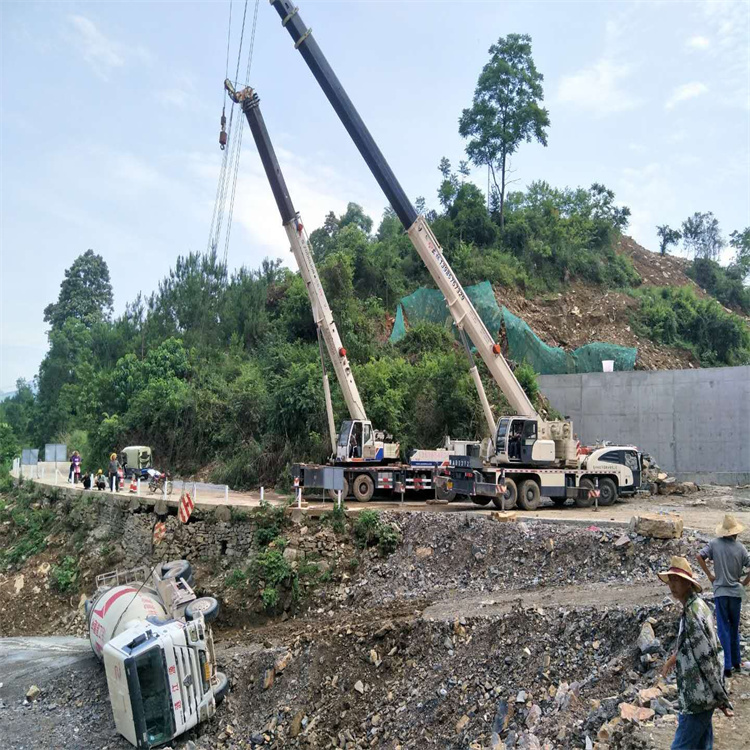 闽清县汽车掉沟里叫吊车救援要多少钱